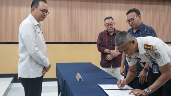 Petugas Kantor Imigrasi Jakarta Timur menandatangani kerja sama layanan IMMIERGENCY bersama rumah sakit untuk percepatan penerbitan paspor pasien..