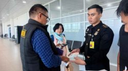 Petugas Imigrasi Padang mengawal deportasi dua warga negara asing di Bandara Internasional Minangkabau.