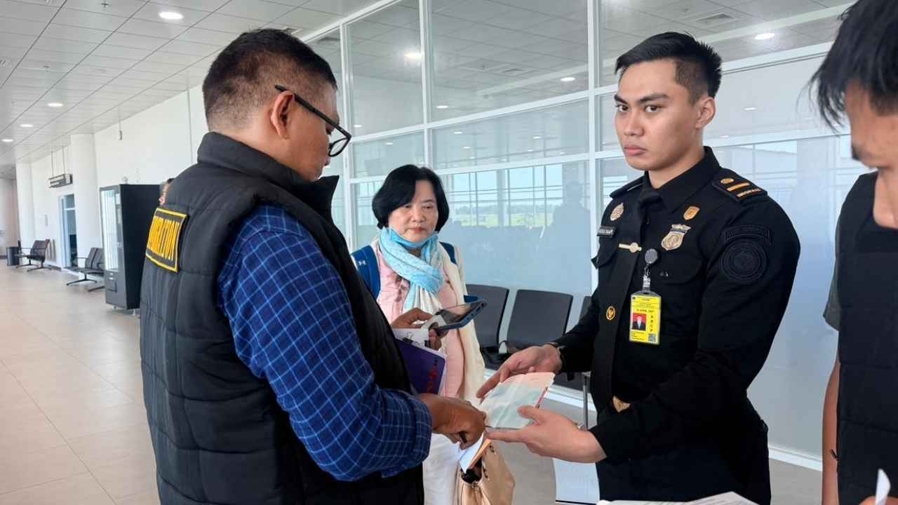 Petugas Imigrasi Padang mengawal deportasi dua warga negara asing di Bandara Internasional Minangkabau.