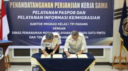 Penandatanganan kerja sama layanan paspor antara Imigrasi Padang dan Pemkab Solok.