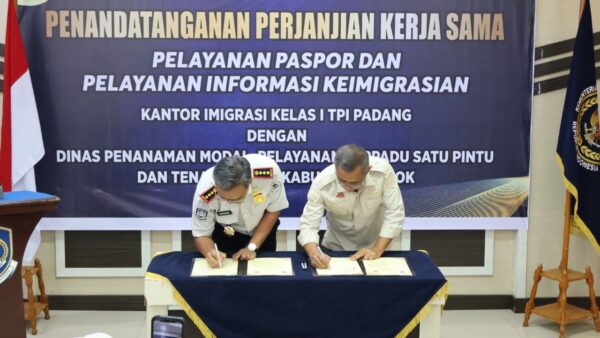 Penandatanganan kerja sama layanan paspor antara Imigrasi Padang dan Pemkab Solok.
