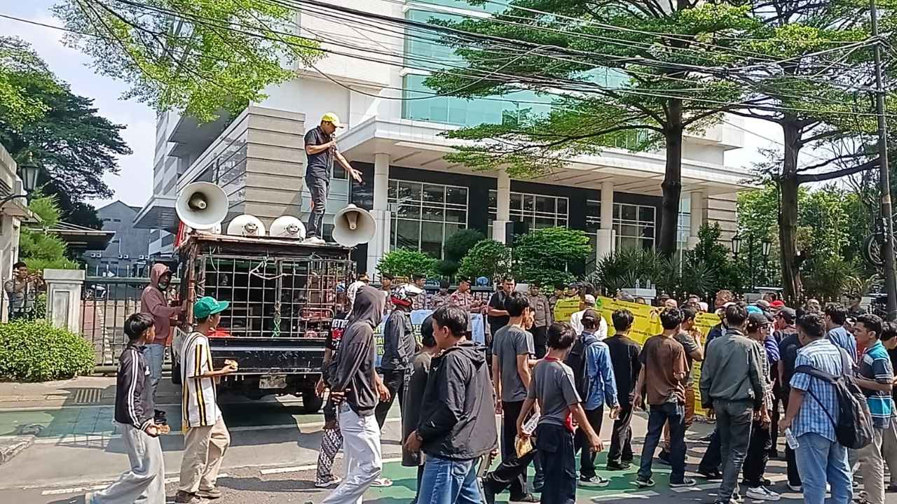 Ratusan massa menggelar aksi unjuk rasa di depan Kantor Badan Pengawasan Mahkamah Agung RI terkait tuntutan transparansi penanganan laporan sengketa tanah di Papua.