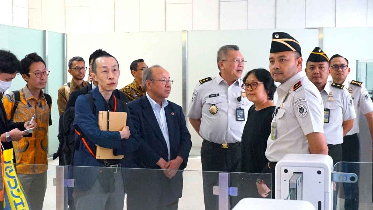 Delegasi Immigration Services Agency Jepang meninjau sistem autogate dan inovasi layanan Imigrasi di Bandara Soekarno-Hatta.