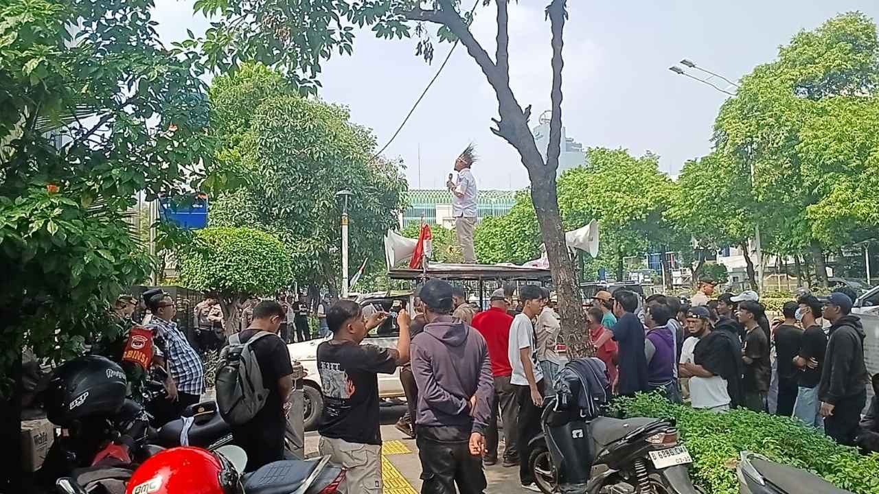 Ratusan massa dari Papua menggelar aksi unjuk rasa di depan Gedung Komisi Yudisial RI di Jakarta.