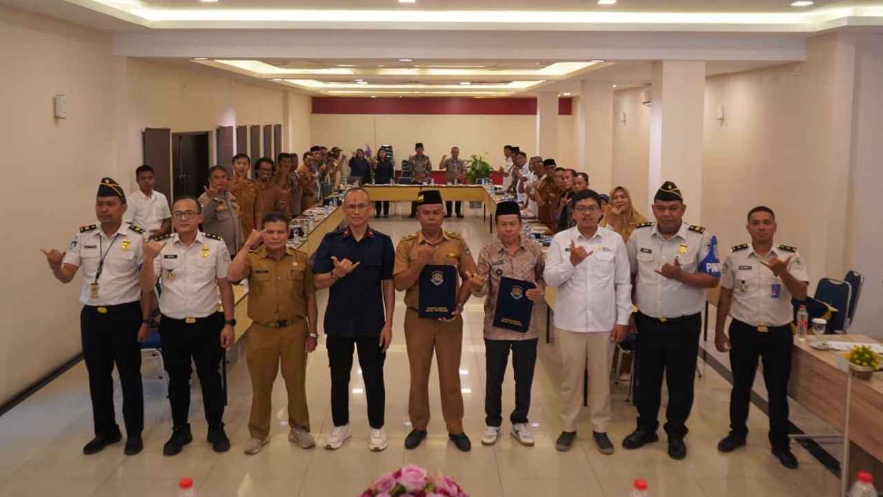 Kantor Imigrasi Kelas I TPI Padang membentuk Desa Binaan Imigrasi di Kabupaten Pesisir Selatan untuk edukasi migrasi aman dan pencegahan TPPO.