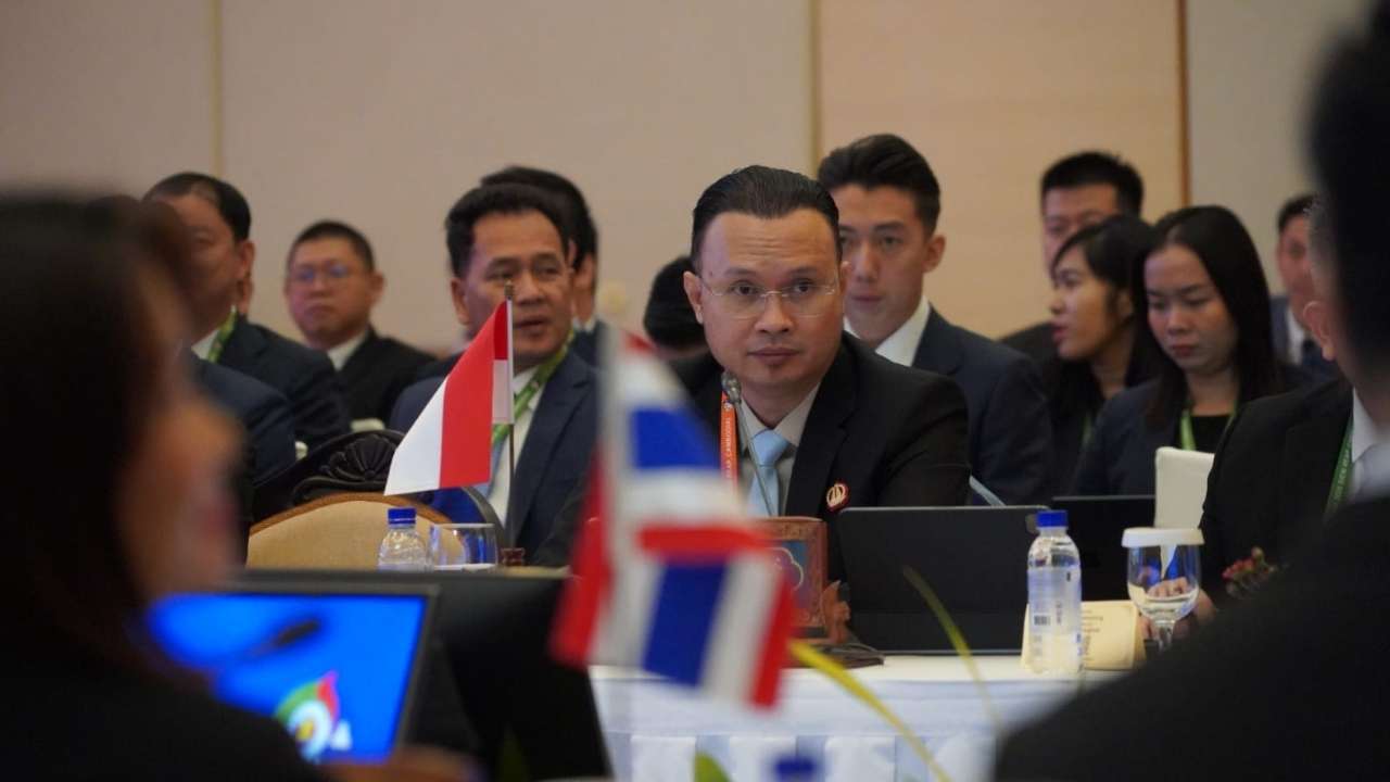 Dirjen Imigrasi Hendarsam Marantoko memaparkan strategi pengamanan perbatasan Indonesia pada forum DGICM ASEAN 2026 di Kamboja.