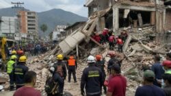 Tim penyelamat melakukan pencarian korban di reruntuhan bangunan akibat gempa besar di Venezuela.