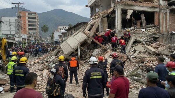Tim penyelamat melakukan pencarian korban di reruntuhan bangunan akibat gempa besar di Venezuela.