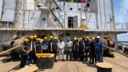 Petugas Kantor Imigrasi Kelas II TPI Belawan memeriksa dokumen awak kapal asing di Pelabuhan Internasional Belawan.