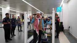 Petugas Imigrasi Soekarno-Hatta melayani kedatangan 391 jemaah haji melalui Seamless Corridor Gate di Bandara Soekarno-Hatta.