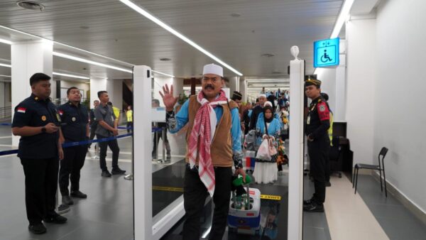 Petugas Imigrasi Soekarno-Hatta melayani kedatangan 391 jemaah haji melalui Seamless Corridor Gate di Bandara Soekarno-Hatta.