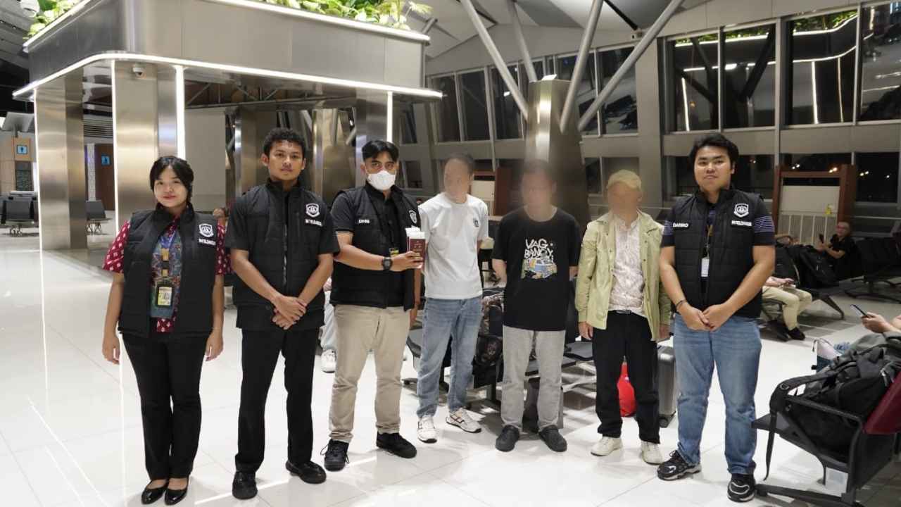 Petugas Imigrasi Soekarno-Hatta mendeportasi tiga warga negara Tiongkok terkait dugaan praktik kawin pesanan lintas negara.