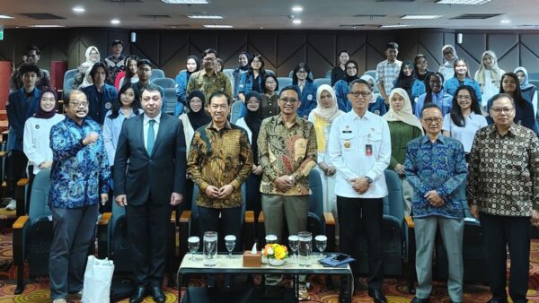 Pemuda dan mahasiswa mengikuti D-8 Youth Dialogue di Universitas Airlangga Surabaya membahas ketahanan energi dan pangan global.