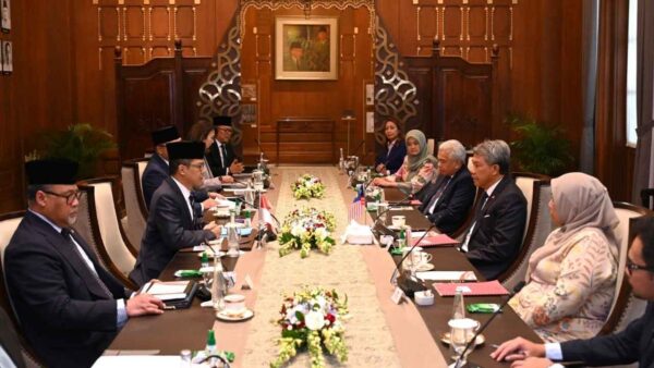 Menteri Luar Negeri Indonesia Sugiono dan Menteri Luar Negeri Malaysia memimpin JCBC ke-17 di Jakarta.
