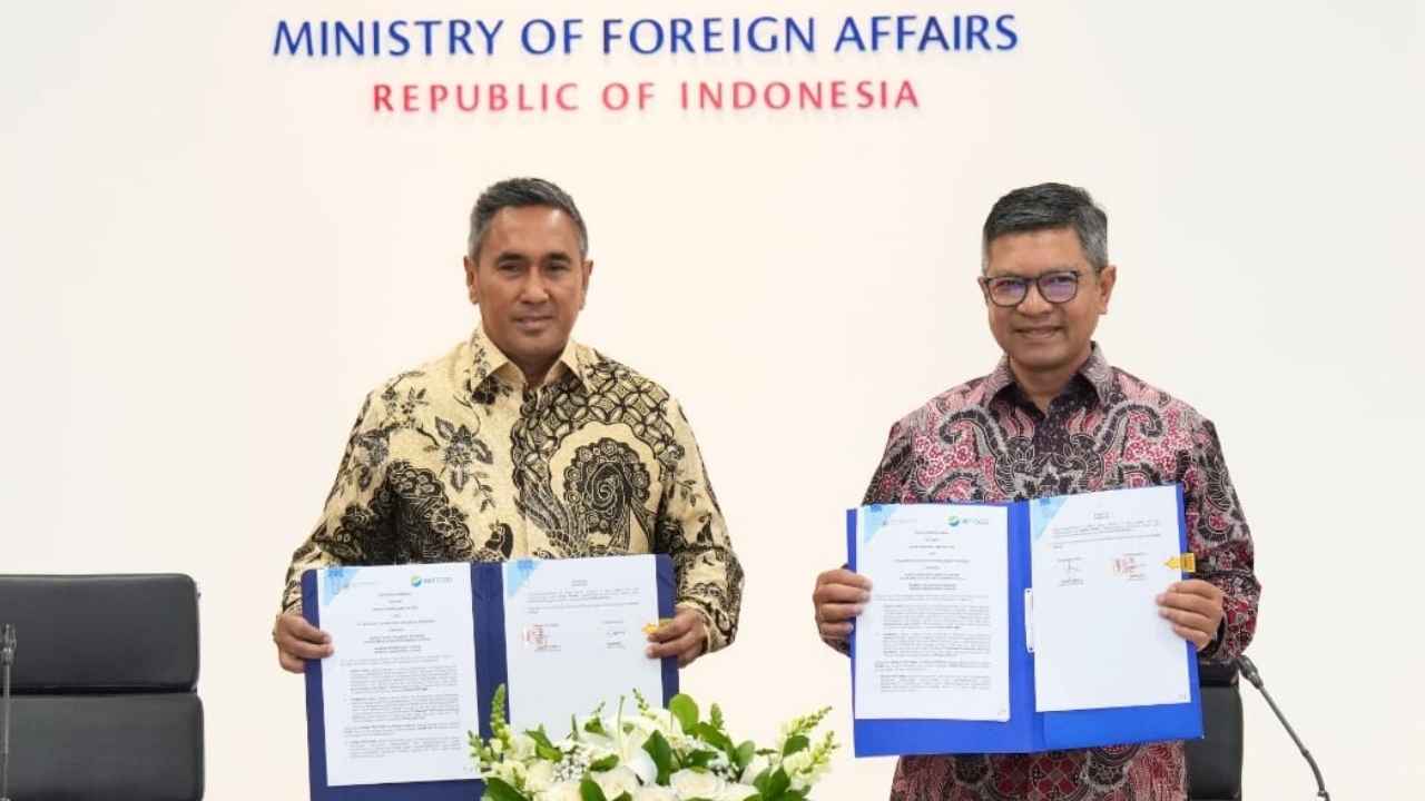 Penandatanganan nota kesepahaman antara Kementerian Luar Negeri dan ID FOOD untuk mendukung ketahanan pangan nasional melalui diplomasi ekonomi.