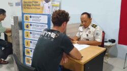 Petugas Kantor Imigrasi Kelas I TPI Padang melayani pengurusan izin tinggal warga negara asing di Gerai Imigrasi Mal Pelayanan Publik Kota Padang.
