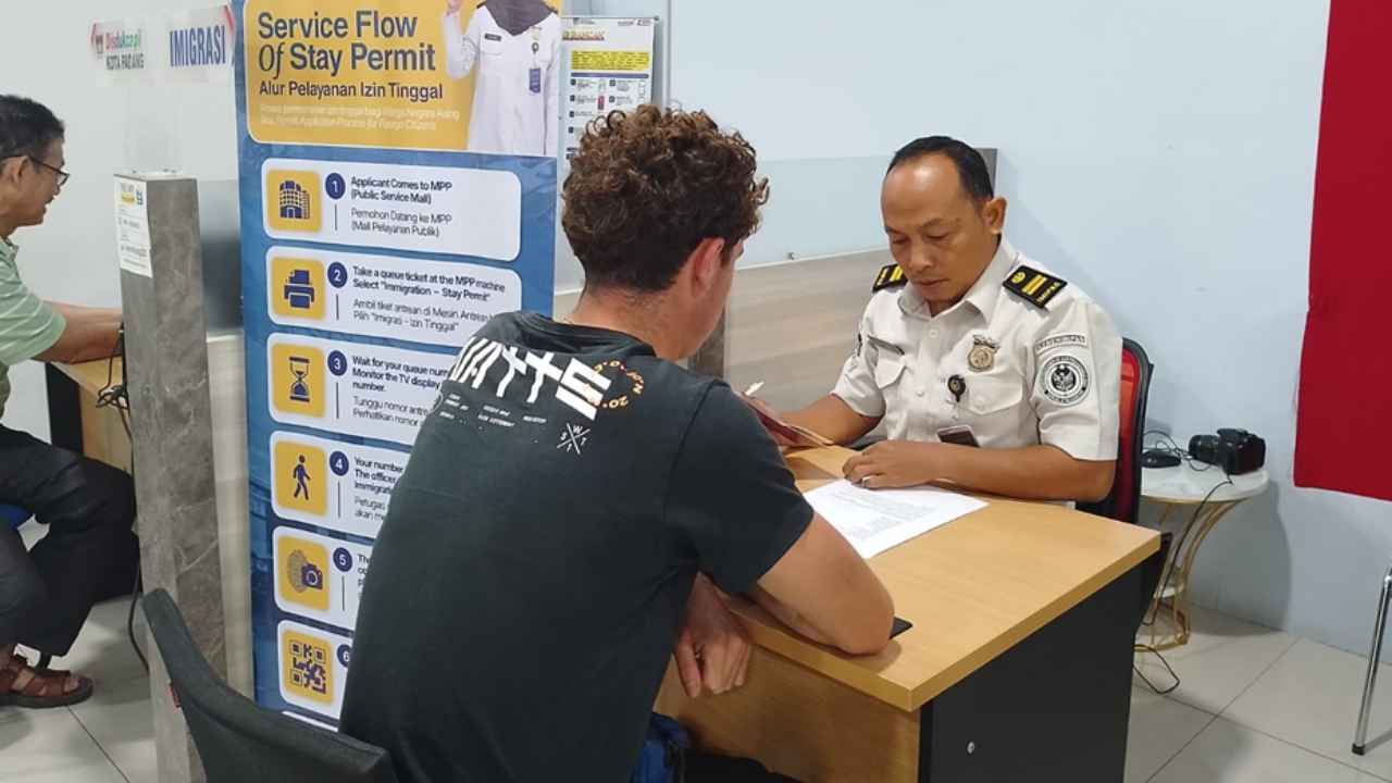 Petugas Kantor Imigrasi Kelas I TPI Padang melayani pengurusan izin tinggal warga negara asing di Gerai Imigrasi Mal Pelayanan Publik Kota Padang.