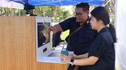 Petugas Kantor Imigrasi Kelas I TPI Padang melayani permohonan paspor masyarakat dalam program PASPORIA di kawasan Car Free Day Padang.