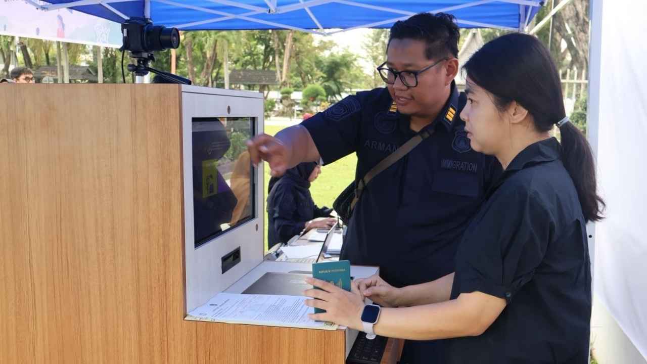 Petugas Kantor Imigrasi Kelas I TPI Padang melayani permohonan paspor masyarakat dalam program PASPORIA di kawasan Car Free Day Padang.