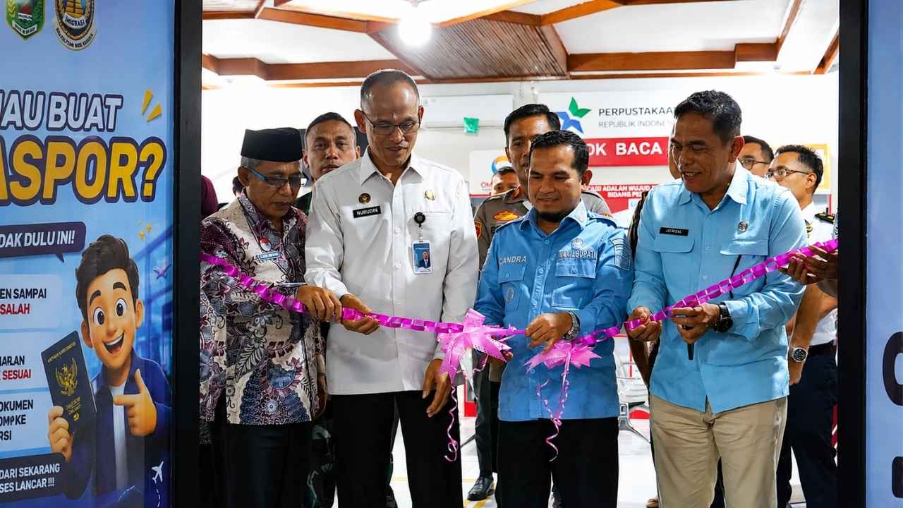 Peresmian layanan keimigrasian di Mall Pelayanan Publik Kabupaten Solok untuk mempermudah masyarakat mengurus paspor dan layanan imigrasi lainnya.