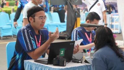 Warga mengurus paspor melalui layanan PASPORIA Kantor Imigrasi Soekarno-Hatta saat Car Free Day di Jalan Jenderal Sudirman, Jakarta.