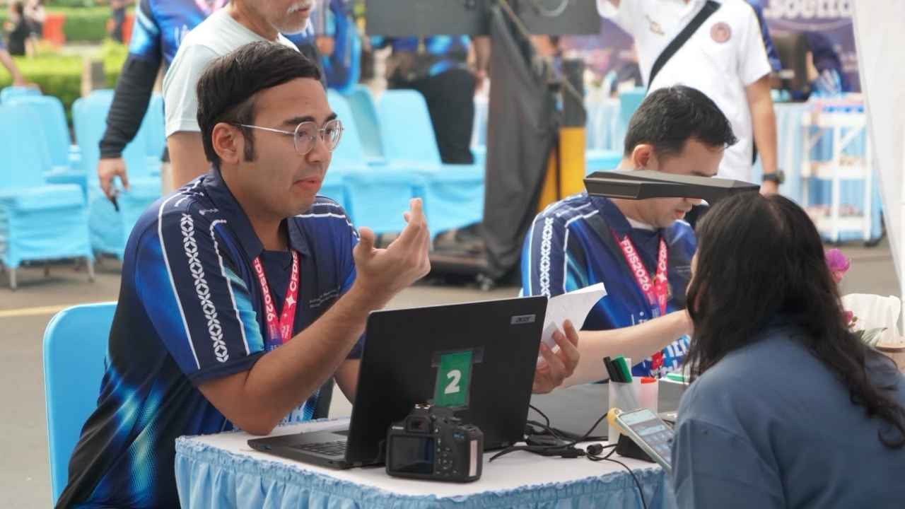 Warga mengurus paspor melalui layanan PASPORIA Kantor Imigrasi Soekarno-Hatta saat Car Free Day di Jalan Jenderal Sudirman, Jakarta.