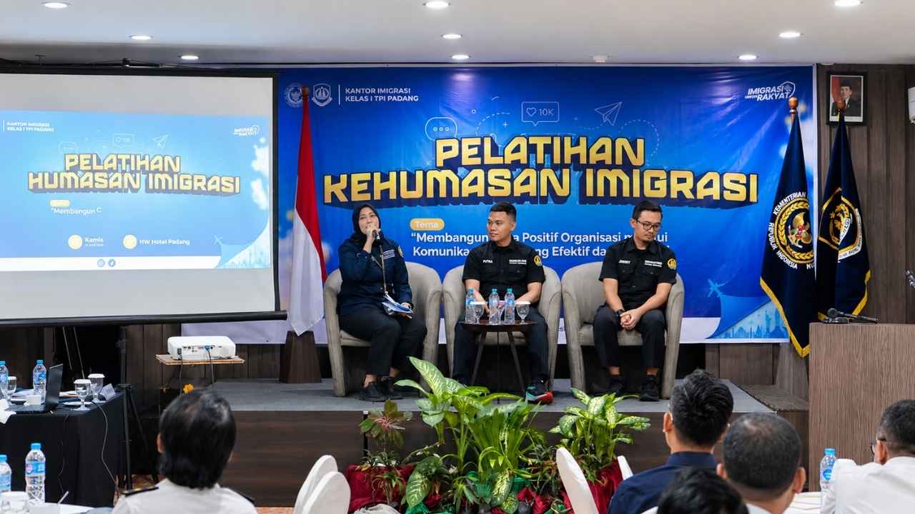 Pelatihan Kehumasan Kantor Imigrasi Kelas I TPI Padang untuk meningkatkan komunikasi publik dan citra positif organisasi.