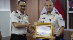 Kepala Imigrasi Soekarno-Hatta menerima penghargaan pelayanan publik terbaik dari Kementerian Imigrasi dan Pemasyarakatan RI tahun 2026.