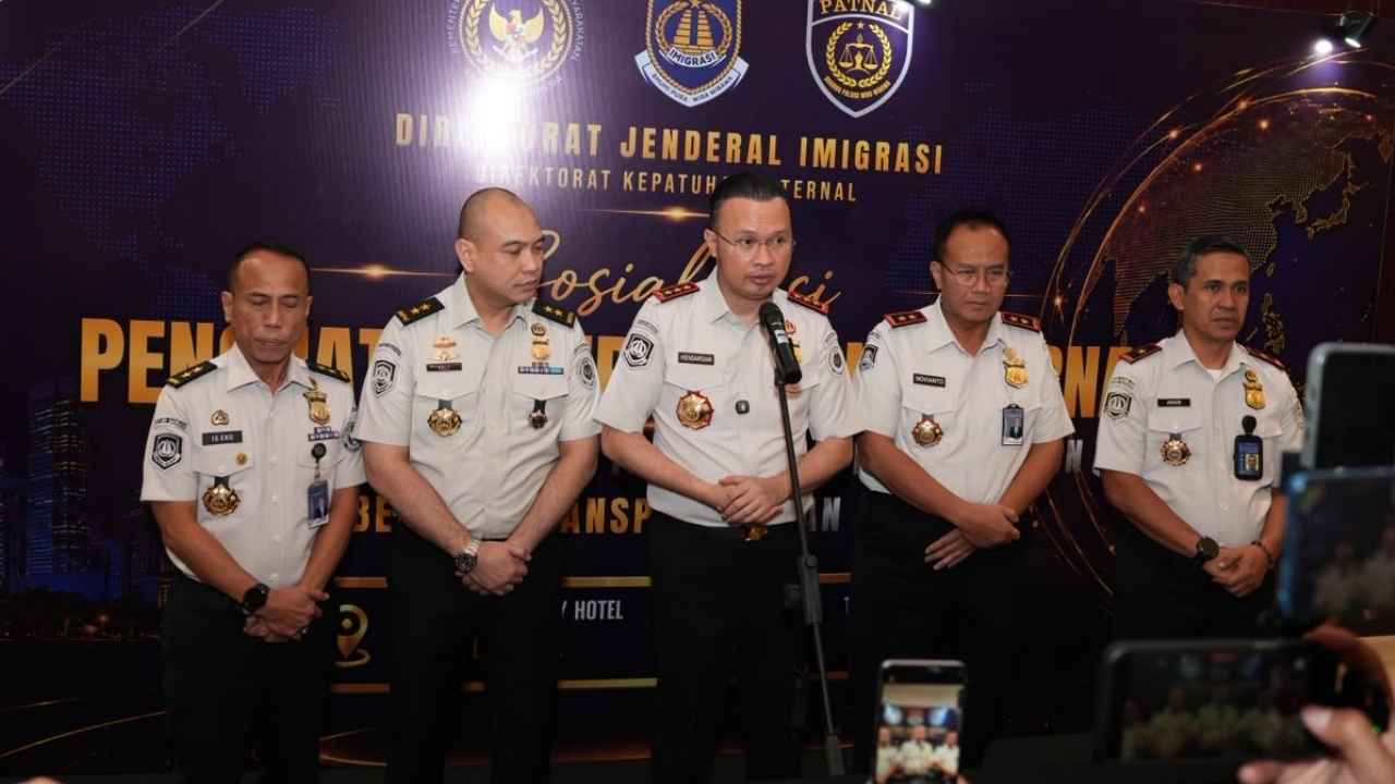 Direktur Jenderal Imigrasi Hendarsam Marantoko membuka Sosialisasi Penguatan Kepatuhan Internal Terintegrasi bersama KPK di Surabaya.