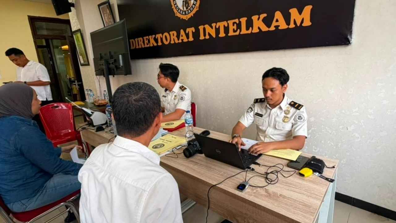 Petugas Kantor Imigrasi Kelas I TPI Padang melayani pembuatan paspor melalui program Eazy Paspor di lingkungan Polda Sumatera Barat.