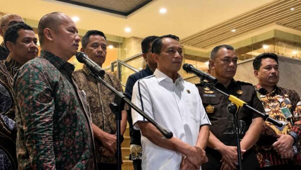 Mantan Jampidsus Febrie Adriansyah resmi ditahan Kejaksaan Agung terkait dugaan korupsi dan tindak pidana pencucian uang (TPPU).