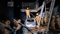 Petugas pemadam kebakaran memadamkan api yang membakar gudang di kawasan Cilincing, Jakarta Utara.
