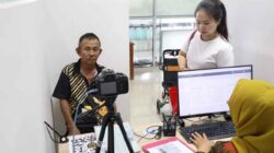 Petugas Kantor Imigrasi Belawan memberikan pendampingan kepada penyandang disabilitas saat mengurus permohonan paspor prioritas.