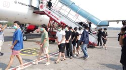 Petugas Direktorat Jenderal Imigrasi mengawal deportasi 92 warga negara Tiongkok pelaku judi online dan penipuan investasi dari Bandara Soekarno-Hatta.