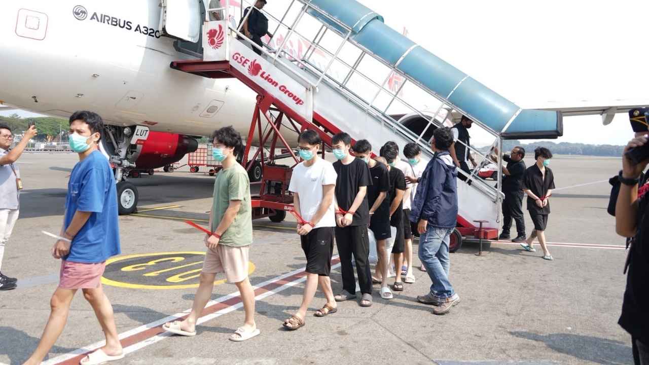 Petugas Direktorat Jenderal Imigrasi mengawal deportasi 92 warga negara Tiongkok pelaku judi online dan penipuan investasi dari Bandara Soekarno-Hatta.