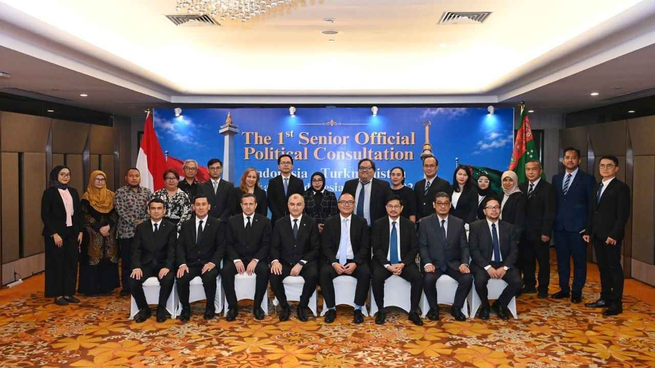 Delegasi Indonesia dan Turkmenistan saat menggelar Pertemuan Perdana Konsultasi Politik Tingkat Pejabat Senior di Jakarta.
