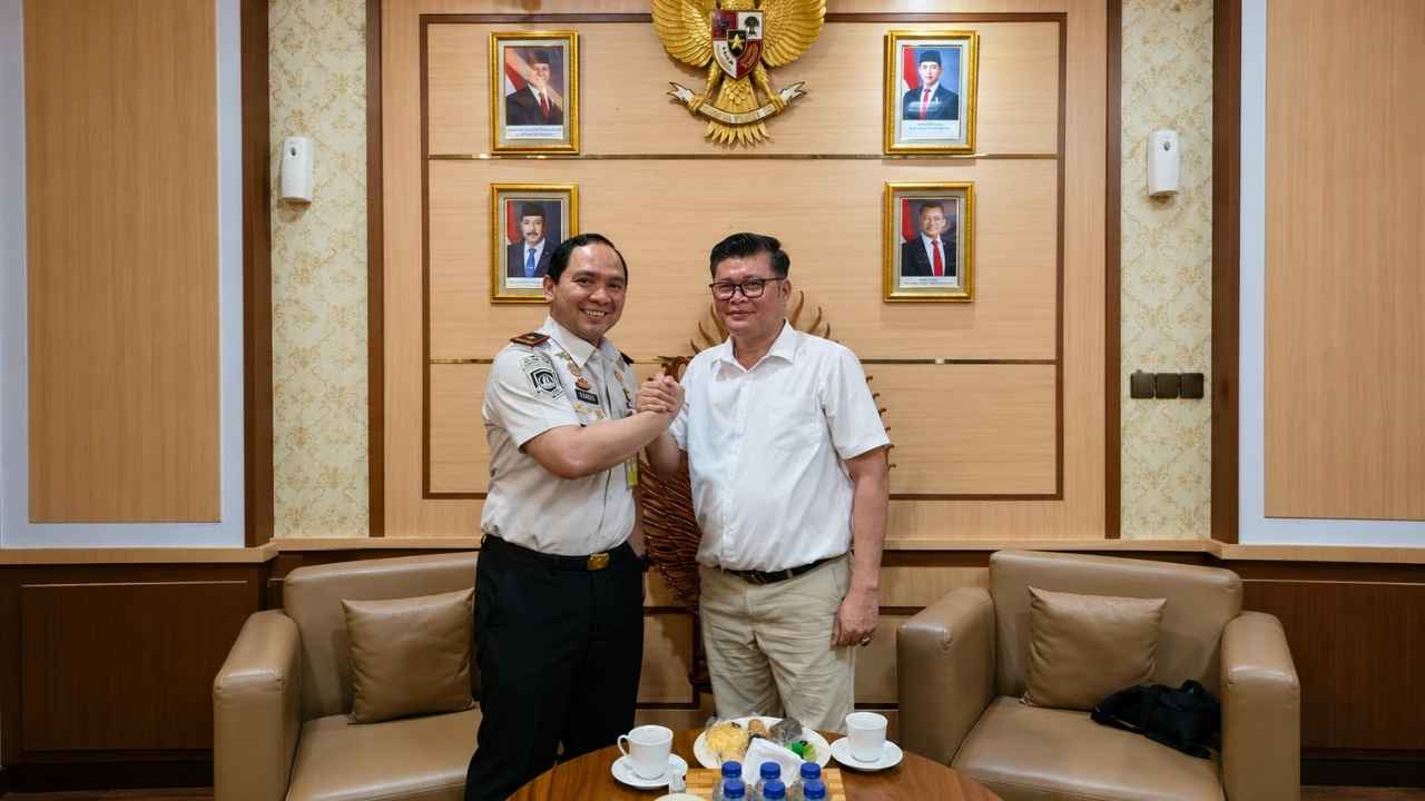 Kepala Kantor Imigrasi Kelas I Khusus TPI Ngurah Rai Bugie Kurniawan memberikan keterangan saat wawancara eksklusif bersama Ketua Umum PWRC di Bali.