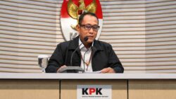 KPK mengungkap dugaan suap Toyota Land Cruiser Rp2,05 miliar untuk jabatan Sekretaris Daerah Kabupaten Kuantan Singingi.