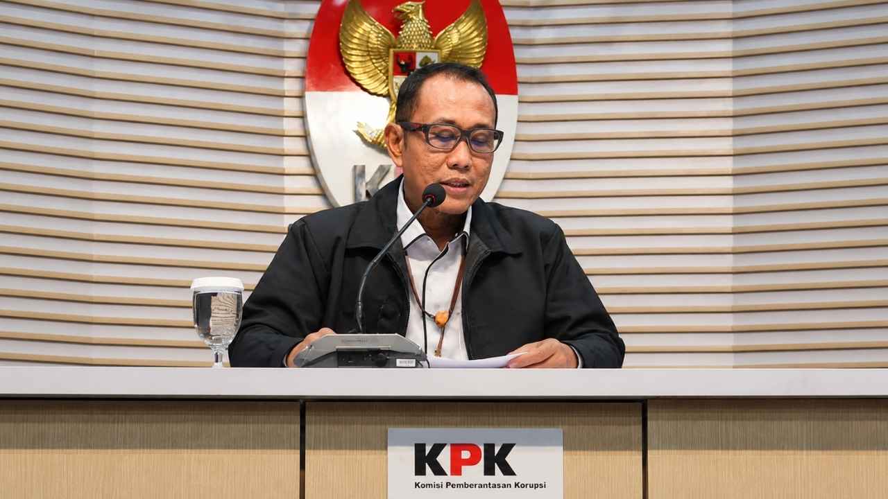 KPK mengungkap dugaan suap Toyota Land Cruiser Rp2,05 miliar untuk jabatan Sekretaris Daerah Kabupaten Kuantan Singingi.