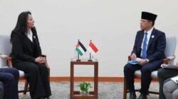 Menteri Luar Negeri RI Sugiono bertemu Menteri Pembangunan Sosial Palestina Dr. Samah Hamad di sela-sela ASEAN Foreign Ministers' Meeting di Manila, Filipina.