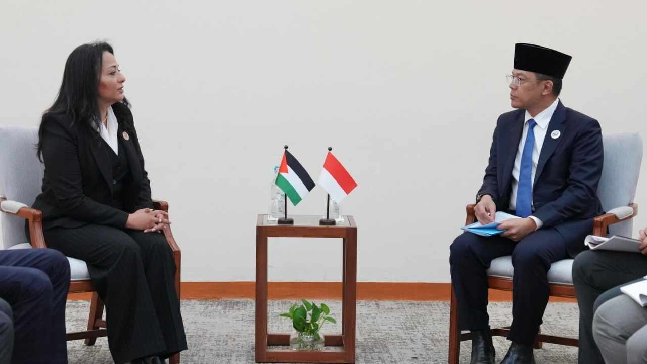 Menteri Luar Negeri RI Sugiono bertemu Menteri Pembangunan Sosial Palestina Dr. Samah Hamad di sela-sela ASEAN Foreign Ministers' Meeting di Manila, Filipina.
