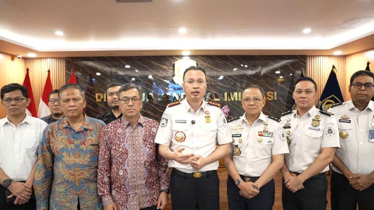 Direktur Jenderal Imigrasi Hendarsam Marantoko bersama perwakilan ITB membahas pengembangan Pagar Digital berbasis drone untuk pengawasan perbatasan Indonesia.