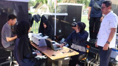 Masyarakat mengurus paspor melalui layanan PASPORIA Kantor Imigrasi Kelas I TPI Padang saat Car Free Day di Kota Padang.