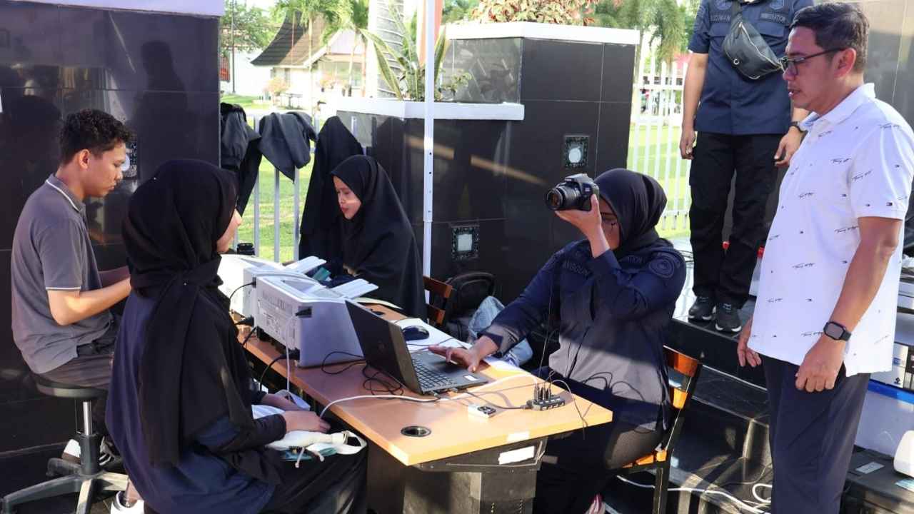 Masyarakat mengurus paspor melalui layanan PASPORIA Kantor Imigrasi Kelas I TPI Padang saat Car Free Day di Kota Padang.