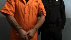 Petugas kepolisian melakukan penyelidikan kasus penganiayaan yang menewaskan seorang kakek di Kabupaten Lamongan, Jawa Timur.