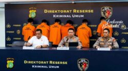 Konferensi pers Polda Metro Jaya terkait pengungkapan sindikat buzzer penyebar hoaks yang beroperasi melalui media sosial.