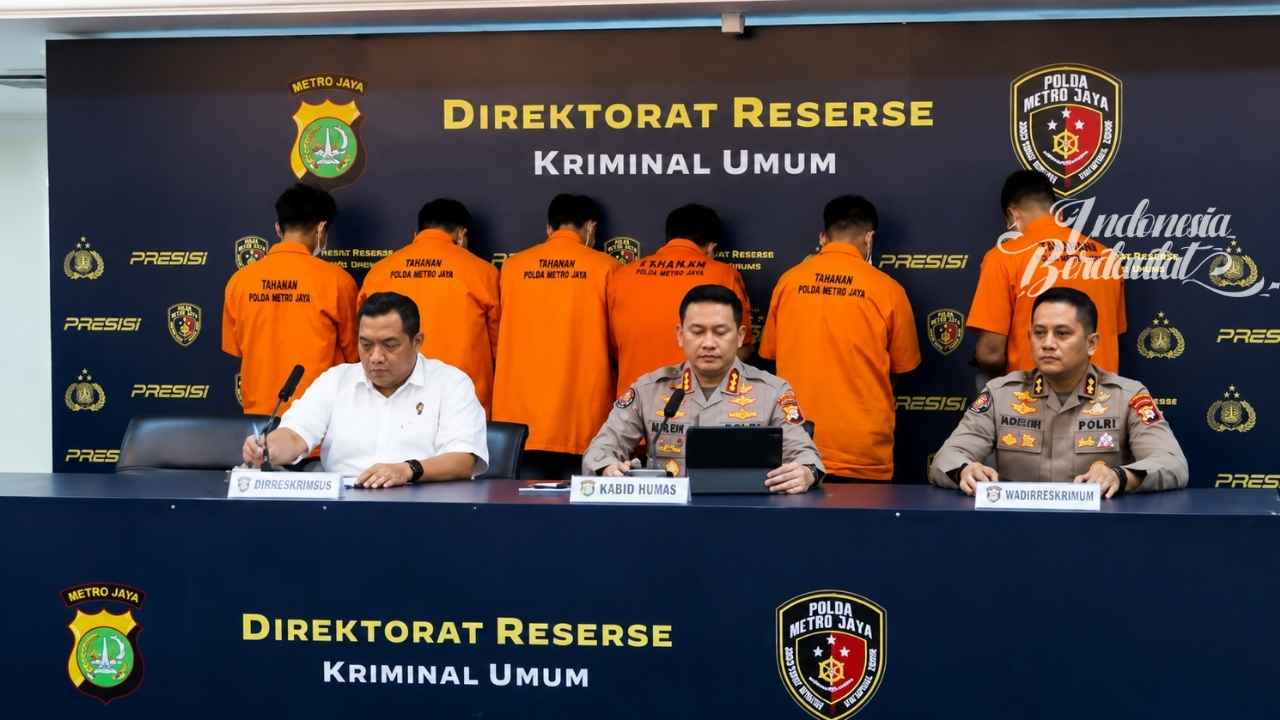 Konferensi pers Polda Metro Jaya terkait pengungkapan sindikat buzzer penyebar hoaks yang beroperasi melalui media sosial.