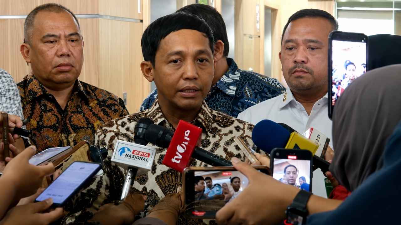 Menteri Kehutanan Raja Juli Antoni memberikan keterangan terkait pengembalian amplop yang ditinggalkan Bupati Kuantan Singingi usai audiensi resmi.