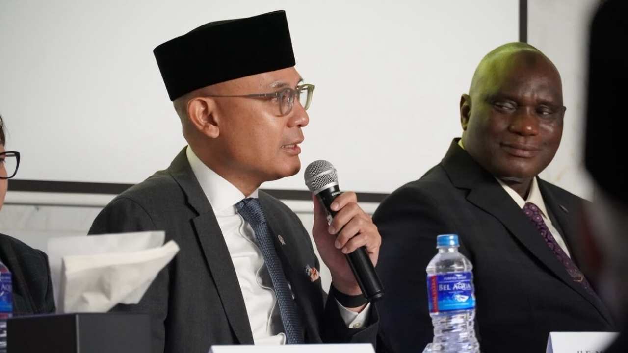 Wakil Menteri Luar Negeri RI Arrmanatha Nasir memimpin Sidang Komisi Bersama Indonesia dan Gambia di Banjul.