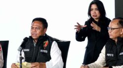 Petugas Bareskrim Polri menunjukkan barang bukti kasus kebakaran hutan dan lahan.